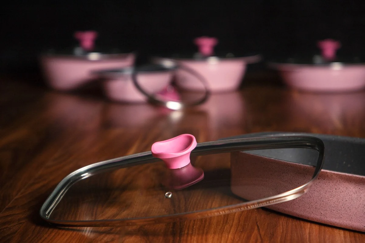 Cooking pots with glass lids